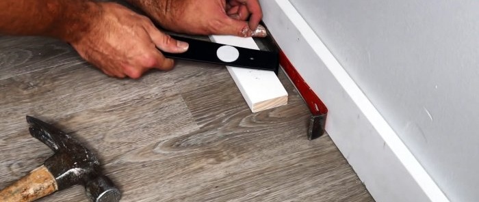 كيفية إزالة الفجوات على الأرضيات الخشبية دون تفكيك