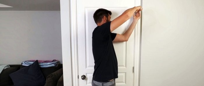 3 manieren om een ​​doorzakkende deur te repareren