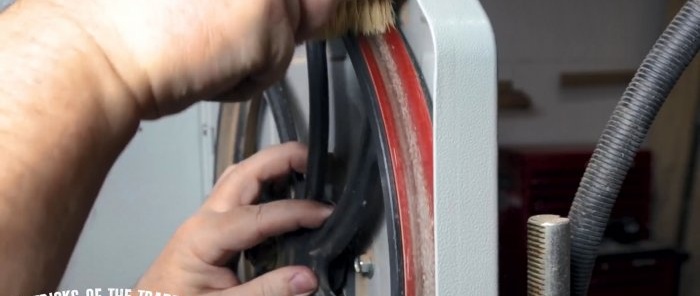 Cómo limpiar rápidamente las poleas de la sierra de cinta