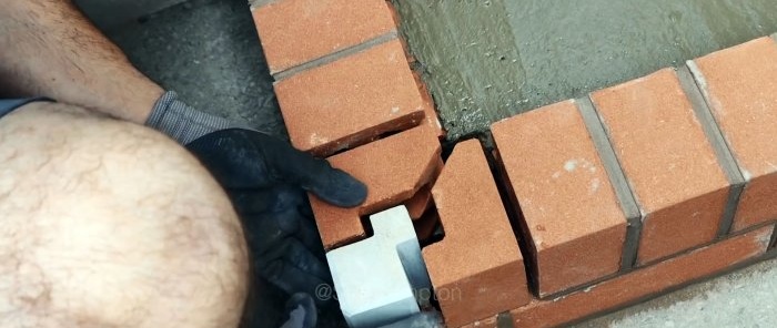 Nous fabriquons de nos propres mains un bel escalier sur le porche en briques et en tuiles
