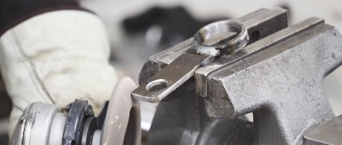 Comodo compasso regolabile per marcare su lamiera d'acciaio di un vecchio altoparlante