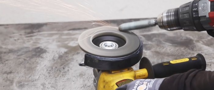 Cómoda brújula ajustable para marcar en chapa de acero desde un altavoz antiguo