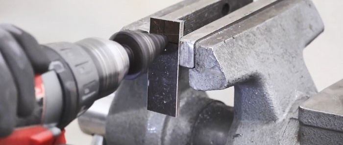 Cómoda brújula ajustable para marcar en chapa de acero desde un altavoz antiguo