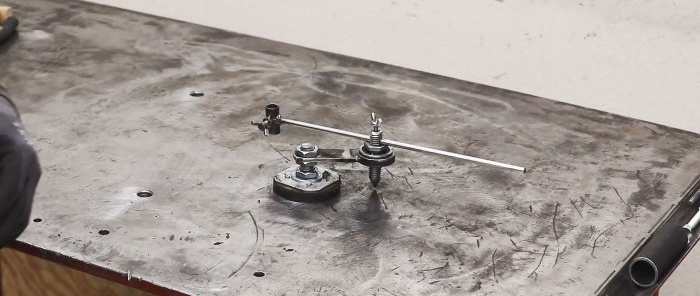 Pohodlný nastavitelný kompas pro značení na ocelovém plechu ze starého reproduktoru