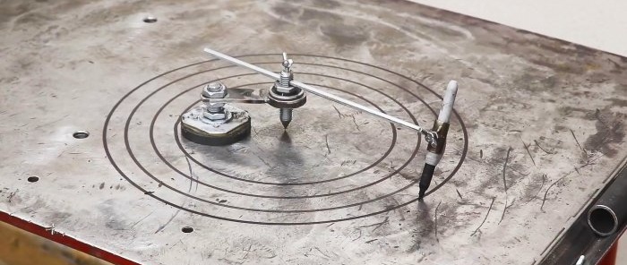 Bekväm justerbar kompass för markering på stålplåt från en gammal högtalare