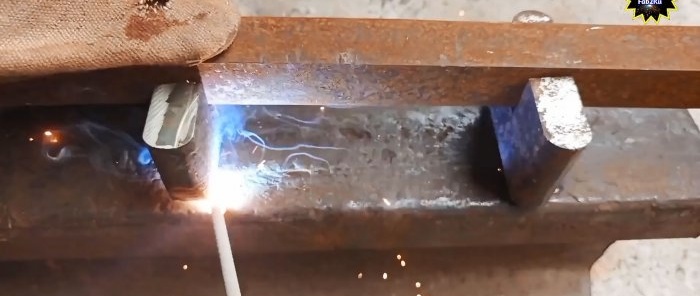 Hvordan man bøjer en stålvinkel uden en maskine ved hjælp af en simpel enhed