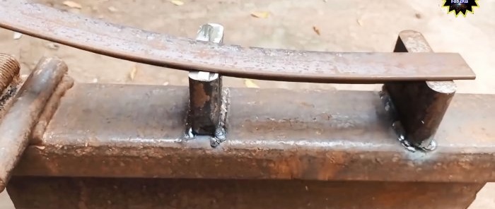 Cómo doblar un ángulo de acero sin máquina usando un dispositivo simple