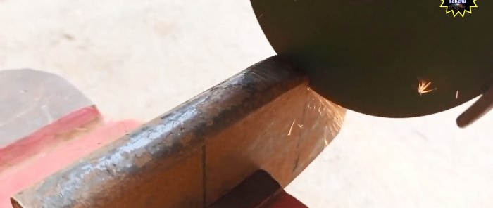 Hvordan bøye en stålvinkel uten maskin ved hjelp av en enkel enhet