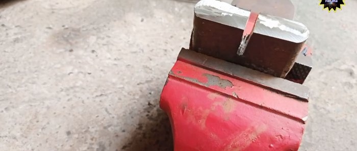 Kaip sulenkti plieninį kampą be mašinos naudojant paprastą įrenginį