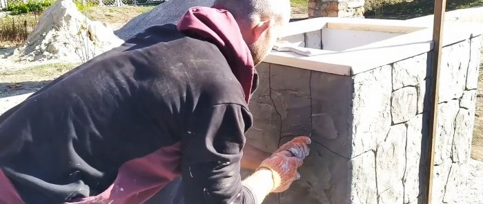 Kaip padaryti prašmatnų akmens dekorą naudojant plytelių klijus