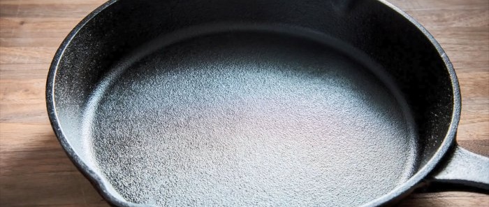 Yapışmaz özelliklerini korumak için kullanımdan sonra dökme demir kızartma tavası nasıl düzgün şekilde temizlenir?