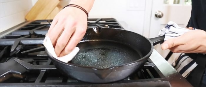 Com netejar correctament una paella de ferro colat després del seu ús per mantenir les seves propietats antiadherents