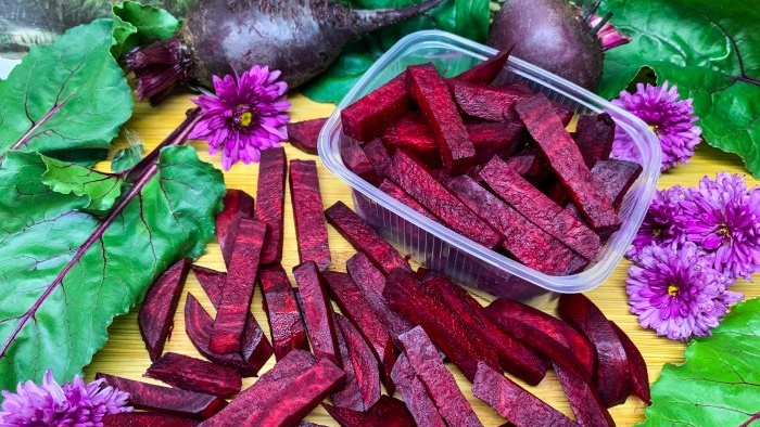 4 na paraan upang i-freeze ang mga hilaw na beets para sa taglamig