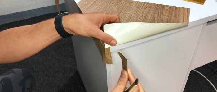 Hoe plak je zelfklevende folie op de hoeken en randen van meubels?