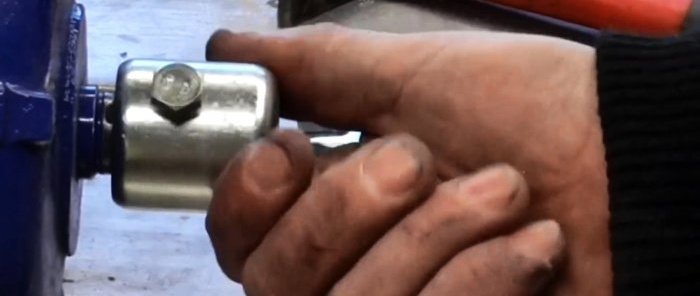 Hvordan man laver en remskive til en kværn uden en drejebænk fra et stykke rør