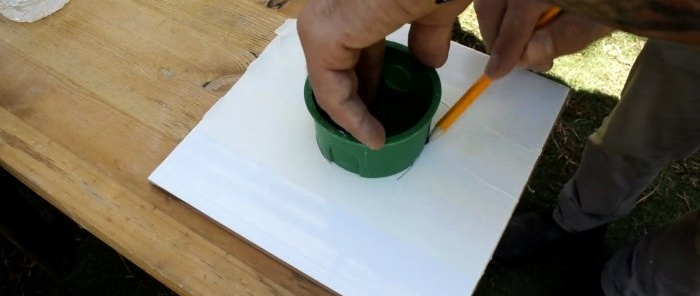 Kako izbušiti pločicu ispod kutije s utičnicom s krunom ili tankom bušilicom