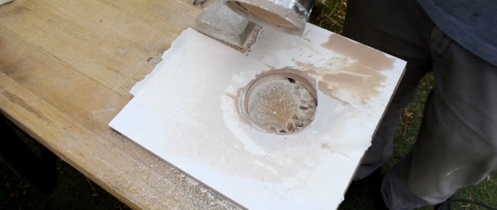 كيفية حفر البلاط تحت صندوق المقبس باستخدام التاج أو المثقاب الرفيع