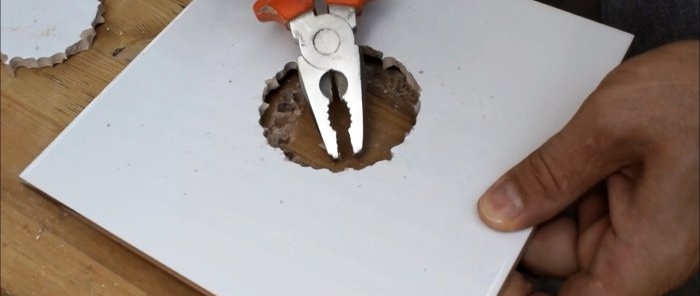 Hur man borrar en kakel under en hylsa med en krona eller en tunn borr