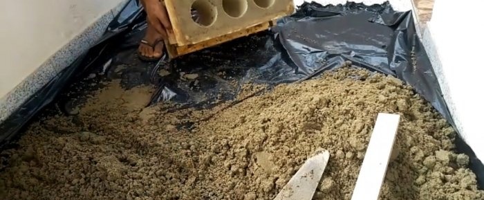 Hoe maak je een eenvoudige mal voor het gieten van cementblokken uit planken en PVC-buizen