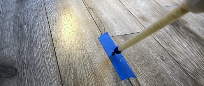 Hogyan lehet kiegyenlíteni a padlót a laminált padló alatt szétszerelés nélkül