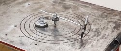 Kényelmes, állítható iránytű acéllemezen történő jelöléshez egy régi hangszóróról