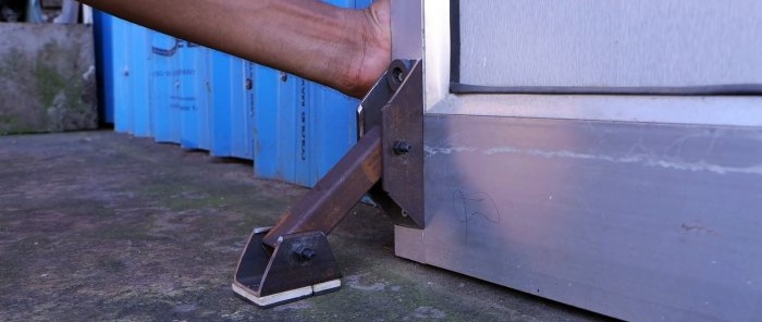 Cách làm chặn cửa đơn giản từ kim loại thừa