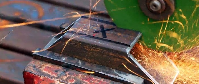 Paano gumawa ng isang simpleng paghinto ng pinto mula sa natitirang metal