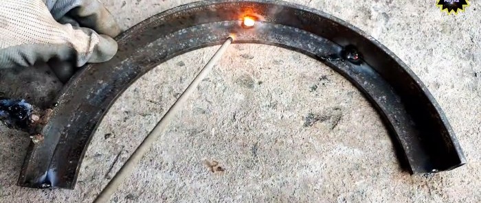 Come realizzare un dispositivo per piegare un nastro di acciaio piatto e sul bordo