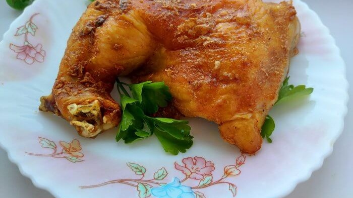 Pollo cotto su una gratella nel forno Una ricetta sottovalutata per la pelle croccante