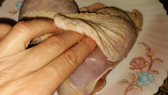 Kip bereid op een rooster in de oven Een onderschat recept voor een krokant vel