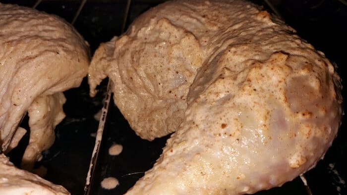 Pollo cocinado sobre una rejilla en el horno Una receta subestimada para una piel crujiente