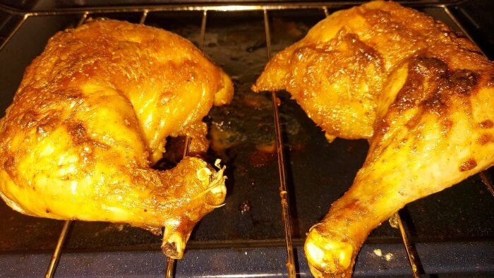 Pollo cocinado sobre una rejilla en el horno Una receta subestimada para una piel crujiente