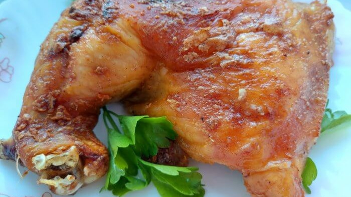 Pollo cocinado sobre una rejilla en el horno Una receta subestimada para una piel crujiente