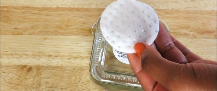 3 formas de quitar pegatinas de cualquier plato