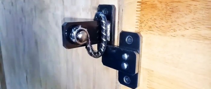 Automatinis durų skląstis pagamintas iš armatūros