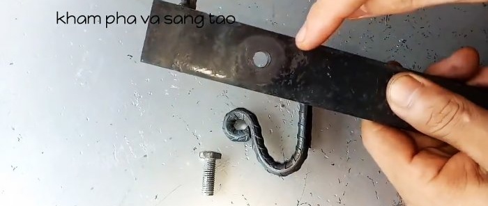 Awtomatikong door latch na gawa sa reinforcement