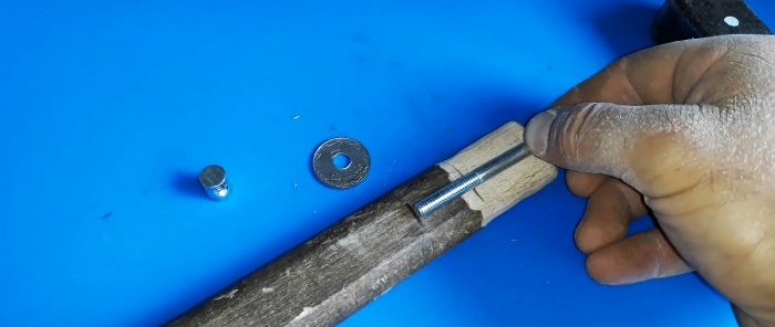 How to reliably and permanently wedge a hammer with a screw wedge