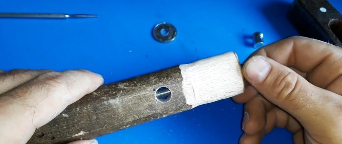 Com falcar de manera fiable i permanent un martell amb una falca de cargol