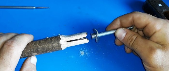 Hur man tillförlitligt och permanent kilar en hammare med en skruvkil