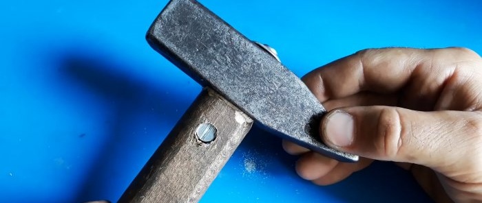 Comment coincer de manière fiable et permanente un marteau avec une cale à vis