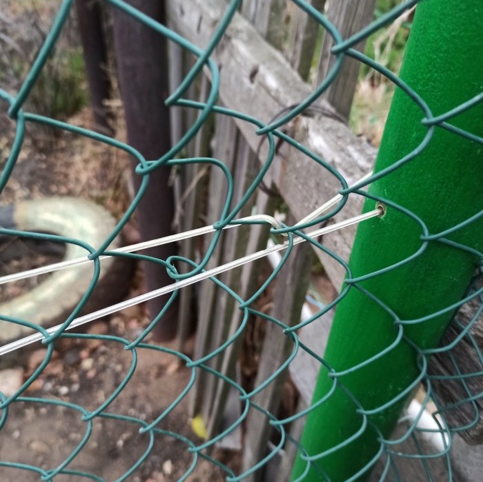 How to string a budget mesh fence with your own hands