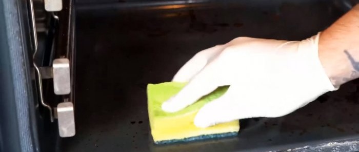 Hvordan rengjøre ovnen med brus og eddik uten kommersielle kjemikalier