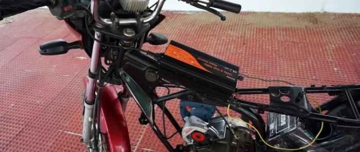 Как да конвертирате лек мотоциклет в електрически велосипед, задвижван от ръчно кръгово задвижване