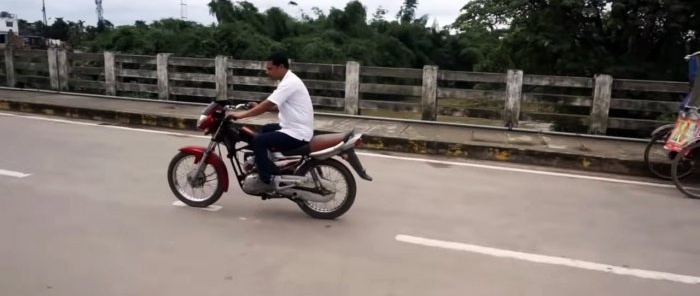 How to convert a light motorcycle into an electric bike driven by a manual circular drive