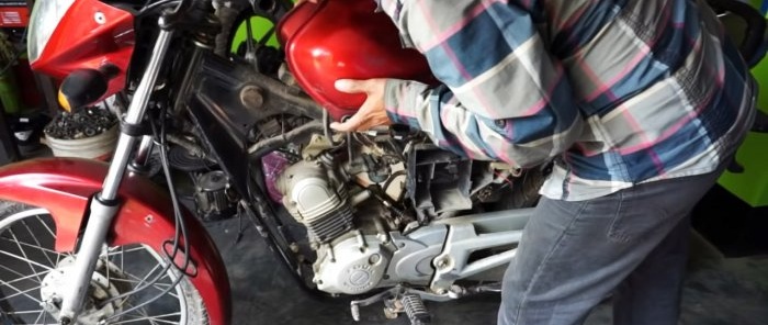 Како претворити лаки мотоцикл у електрични бицикл који покреће ручни кружни погон