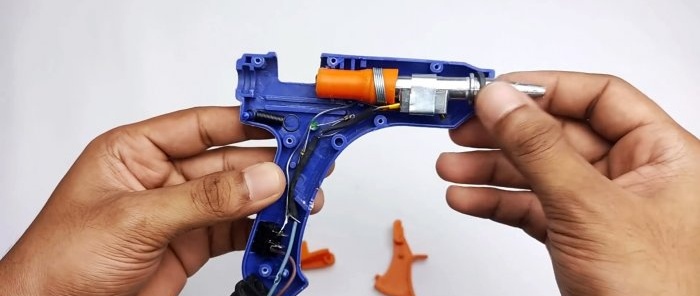 Как да конвертирате обикновен пистолет за лепило в захранван с батерии