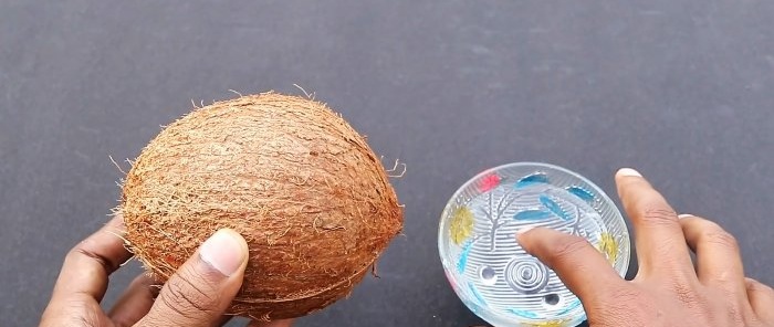 2 life hacky Jak snadno oloupat nebo rozštípat kokosový ořech