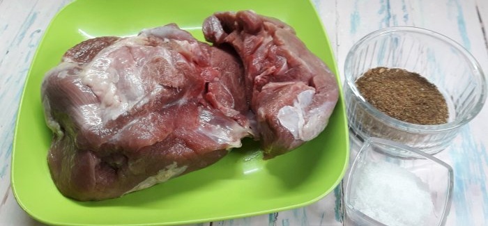كيف لطهي لحم الخنزير المسلوق الحقيقي في وعاء زجاجي