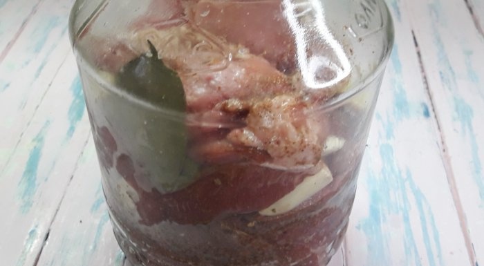 Cómo cocinar carne de cerdo hervida real en un frasco de vidrio.