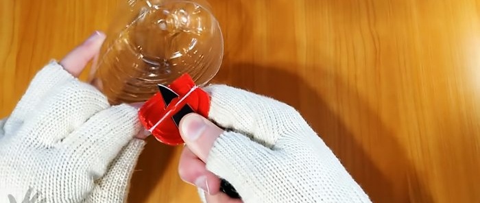 Hogyan lehet PET-palackot szalagra felcsavarni palackvágó nélkül